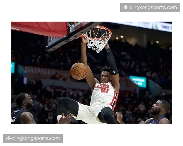 怀特塞德抢下15个篮板 上海老将内线护框保障防守强度